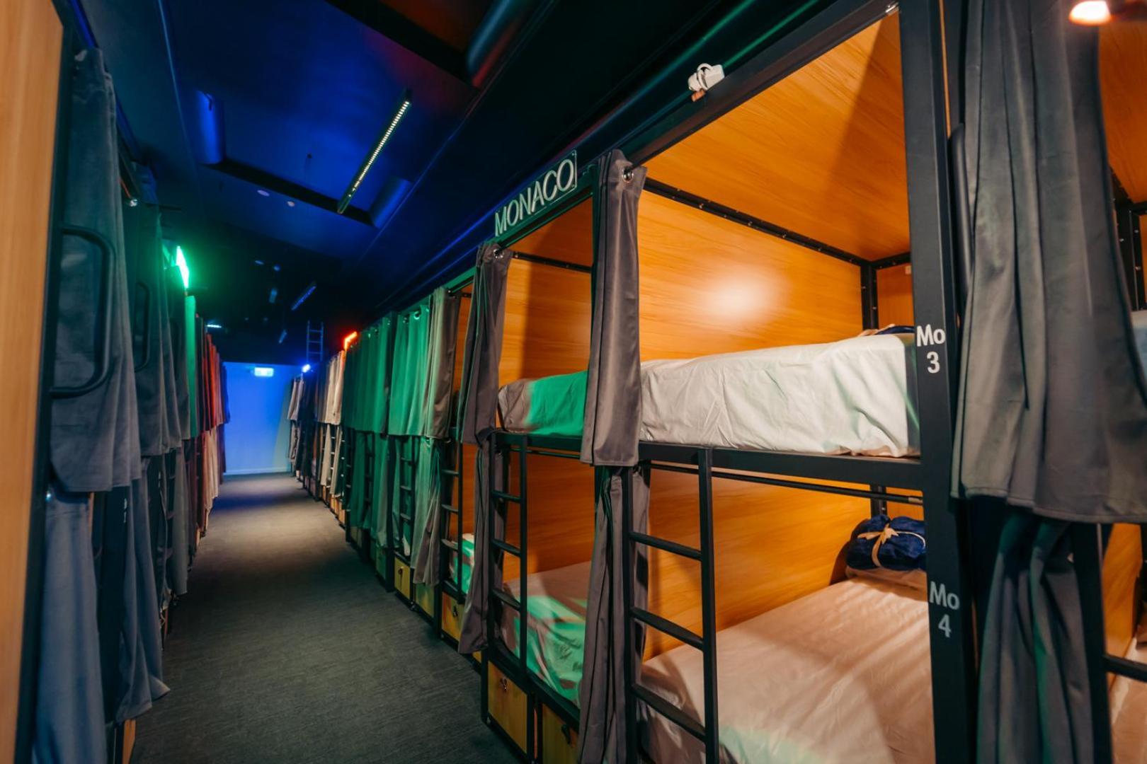 Capsuleaccom Hostel Гоулд Коуст Екстериор снимка