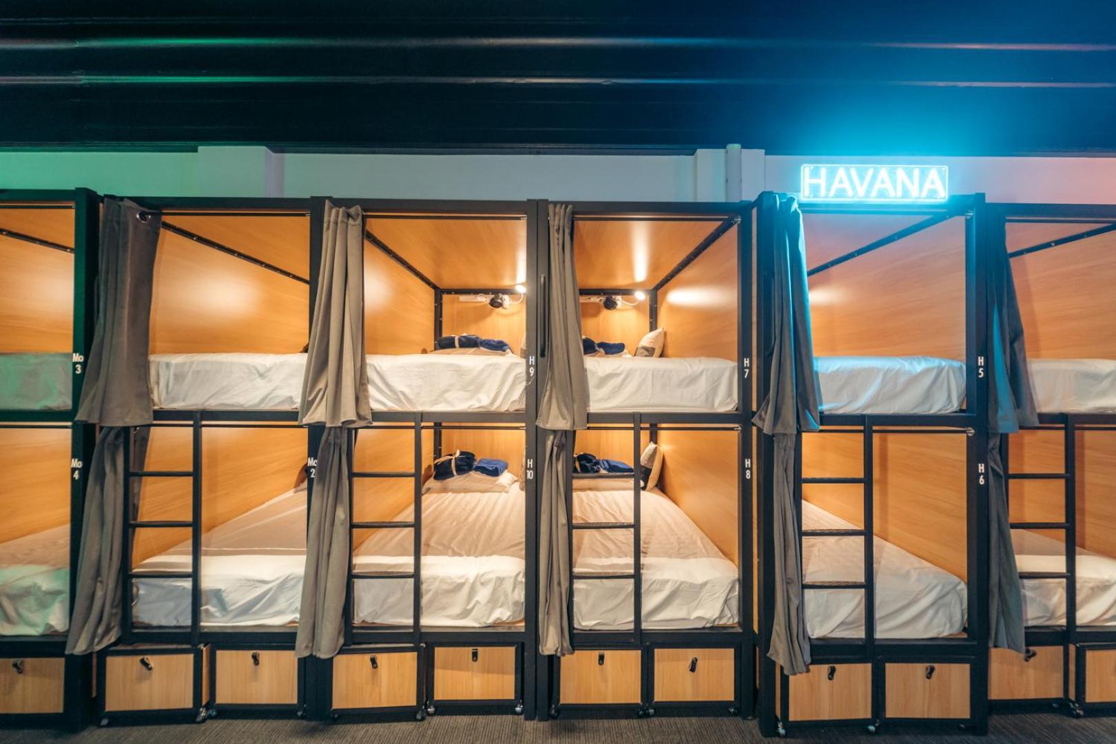Capsuleaccom Hostel Гоулд Коуст Екстериор снимка