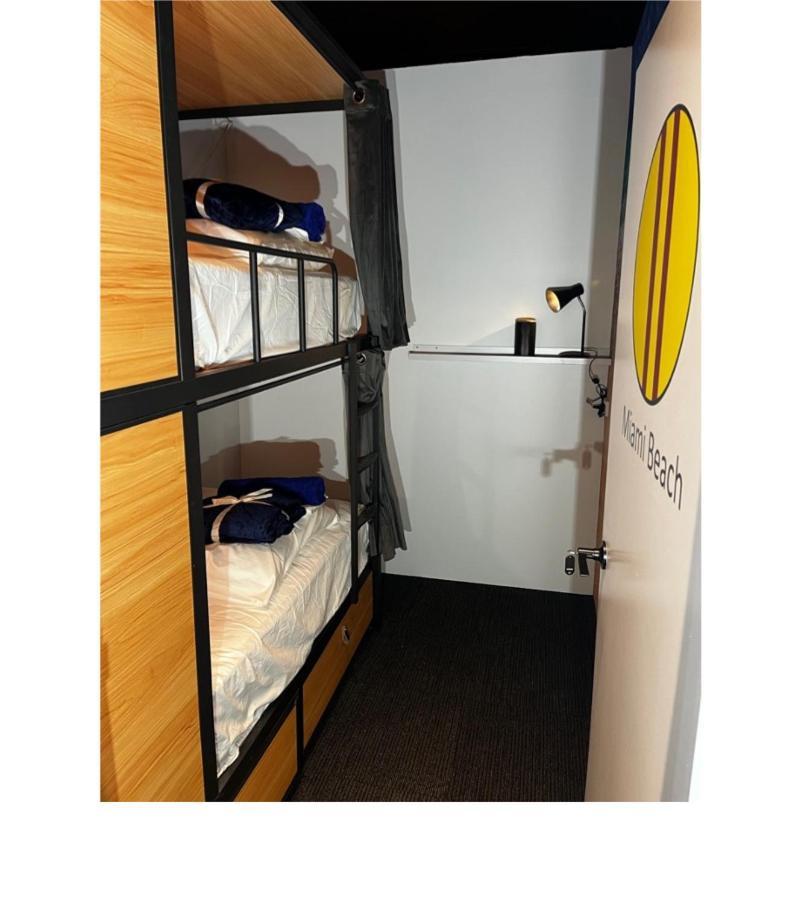 Capsuleaccom Hostel Гоулд Коуст Екстериор снимка
